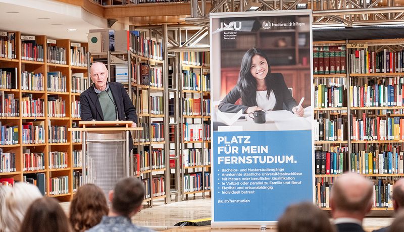 Absolvent Martin Weiss unterhält den Saal mit Anekdoten aus dem Studium