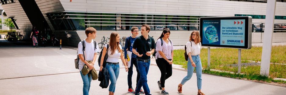 Studierender bei einer JKU Campusführung