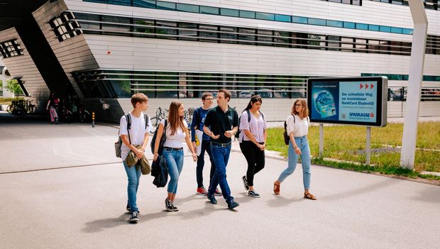 Studierender bei einer JKU Campusführung