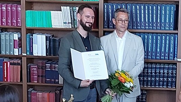 Daniel Locker, city of Vienna, presents the certificate; photo credit: personal