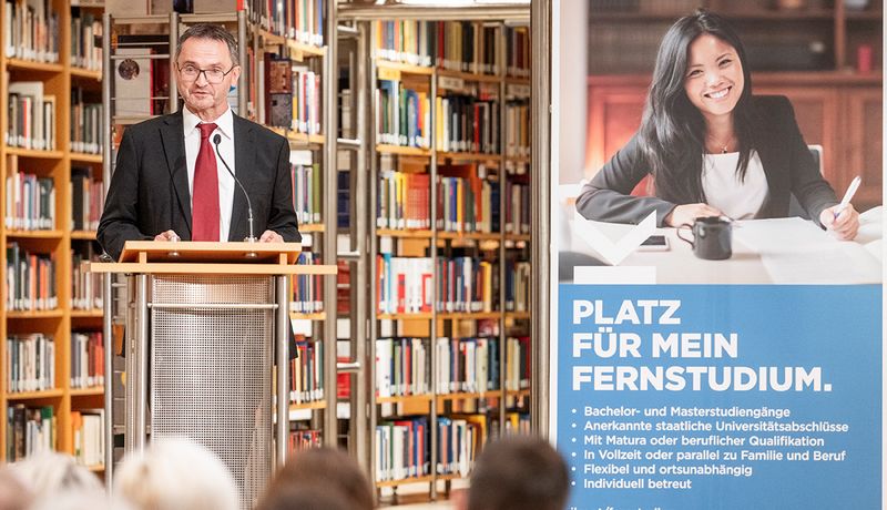 Josef Reif, Leiter des Zentrums für Fernstudien Österreich, blickt auf die gemeinsame Zeit mit Rektorin Ada Pellert zurück und bedankt sich für die erfolgreiche Zusammenarbeit