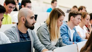 Nahaufnahme Studierende im Hörsaal