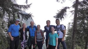 Gruppenfoto am Weg zum Traunstein Gipfel