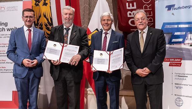 von links: Landesrat Markus Achleitner, Prof. Johann Höller, Prof. Hans Peter Zierl und Dr. Gerald Reisinger, Präsident der FH OÖ. Foto: Land OÖ/Tina Gerstmair