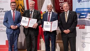 von links: Landesrat Markus Achleitner, Prof. Johann Höller, Prof. Hans Peter Zierl und Dr. Gerald Reisinger, Präsident der FH OÖ. Foto: Land OÖ/Tina Gerstmair