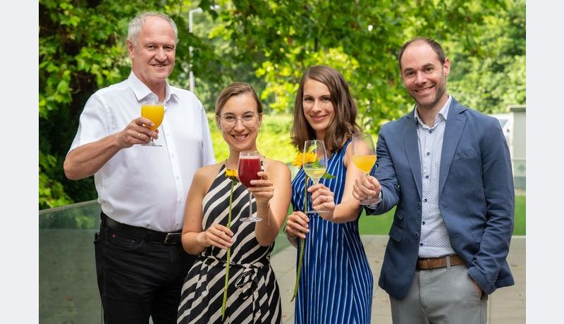 Zwei Frauen und zwei Männer, die ein Getränk trinken