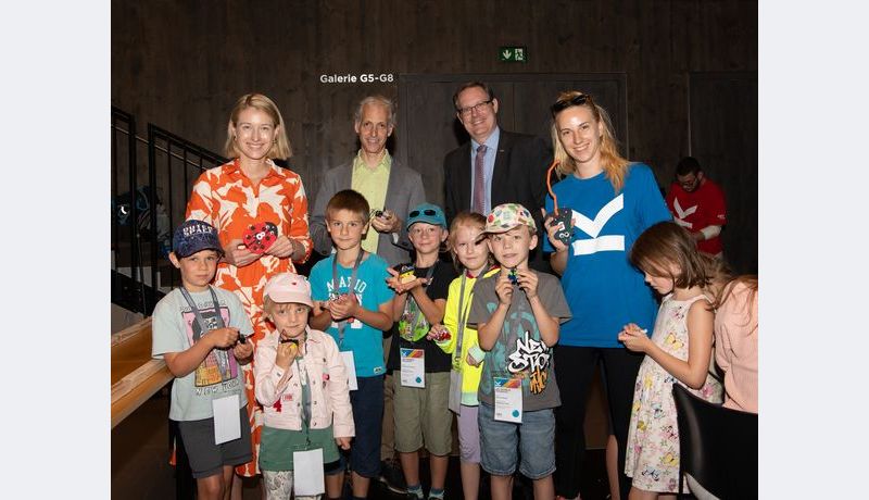 Christine Haberlander, Florian Poltschak und Stefan Koch mit Kindergruppe