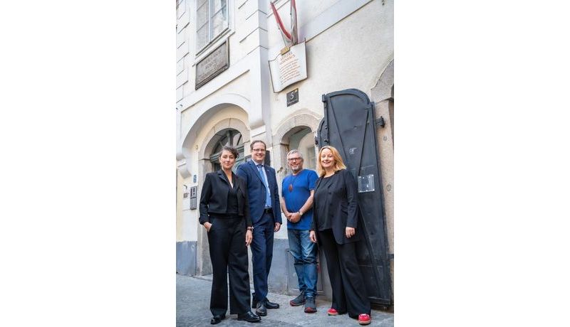 Cornelia Lehner, Stefan Koch, Airan Berg und Brigitte Hütter vor dem Kepler Salon Haus