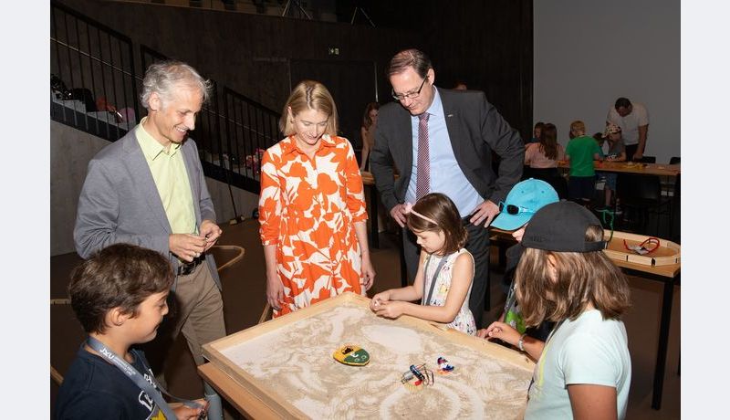 Florian Poltschak, Christine Haberlander, Stefan Koch mit Kindergruppe