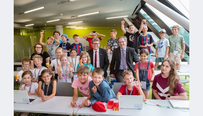 Martin Polaschek und Stefan Koch mit Kindergruppe