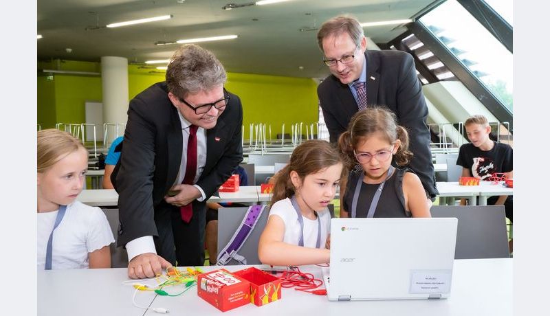 Martin Polaschek und Stefan Koch mit Kindergruppe