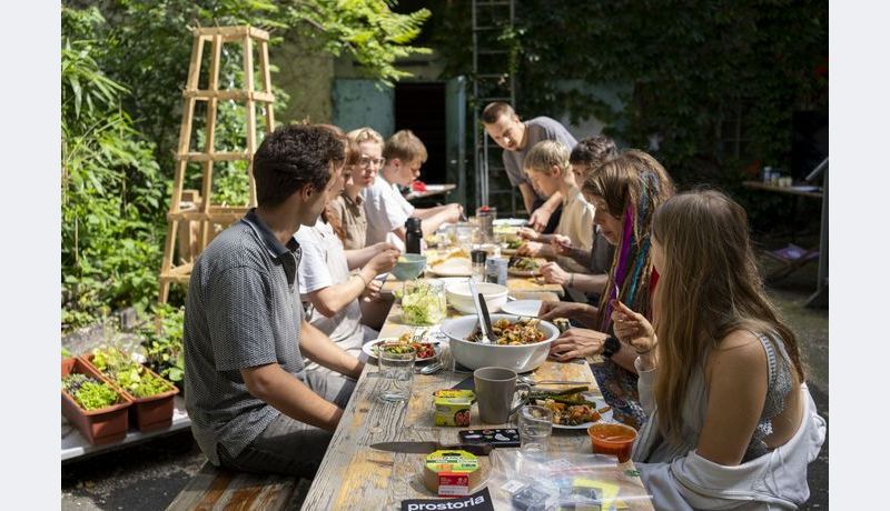 [Translate to Englisch:] People eating around a table 