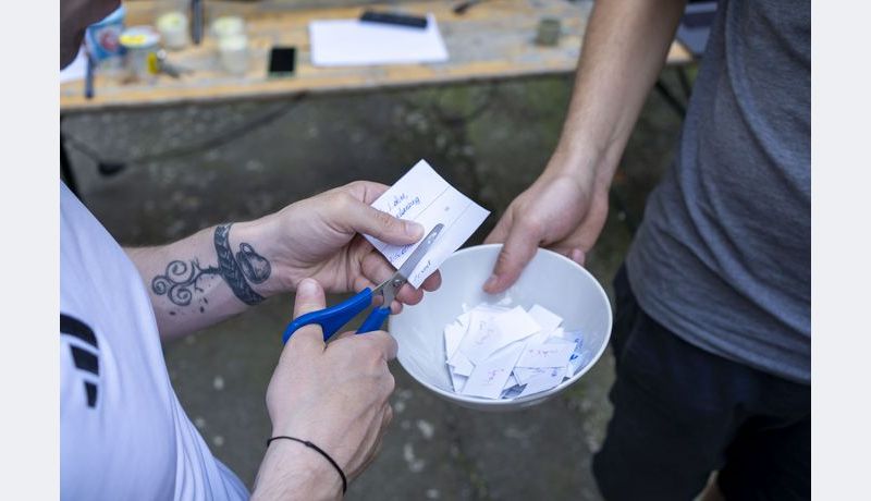 [Translate to Englisch:] two people cutting paper