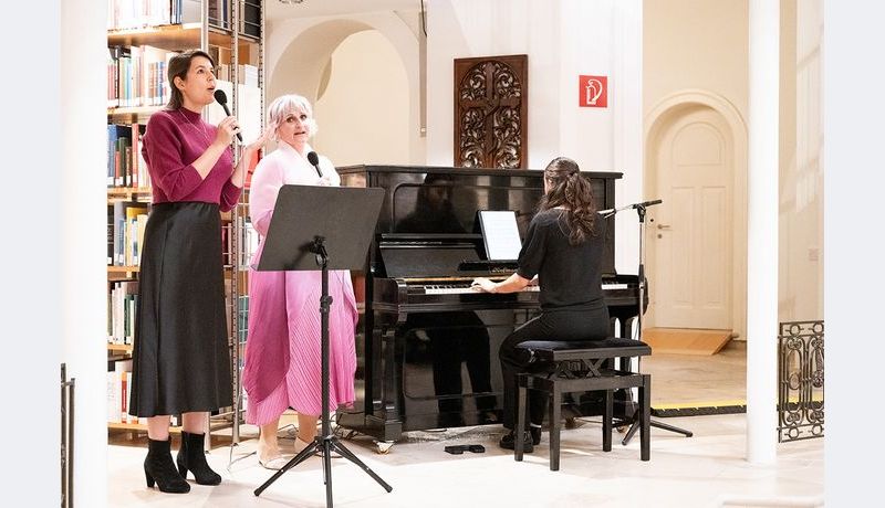 Die Bregenzer Kolleginnen Isabella Wild und Ulrike Rinderer singen "You raise me up" für die Rektorin und die Alumni