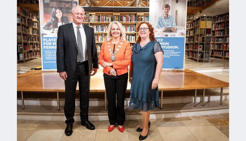 Pressefoto von li nach re: JKU Vizerektor Andreas Janko, Rektorin der FernUniversität in Hagen Ada Pellert, Leiterin des ZF Bregenz Doris Defranceschi