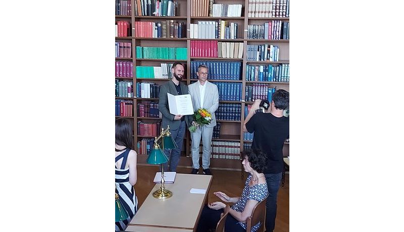 Daniel Locker, city of Vienna, presents the certificate; photo credit: personal