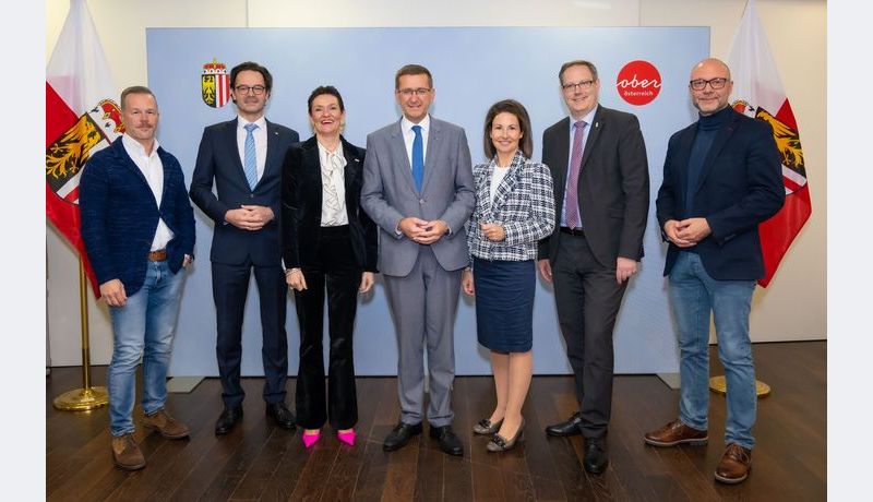 von links: Bernhard Lehner, Michael Rabl, Christiane Tusek, Markus Achleitner, Isolde Perndl (kaufm. Geschäftsführerin FH OÖ), Stefan Koch, Gerold Weisz; Credit: JKU 