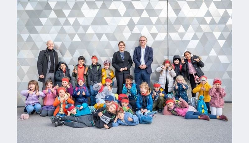 hinten von links: Vizerektor Alexander Freischlager, Vizebürgermeisterin Tina Blöchl und der Kulturamtsdirektor Julius Stieber mit Kindern bei Faszination Haie; Credit: JKU